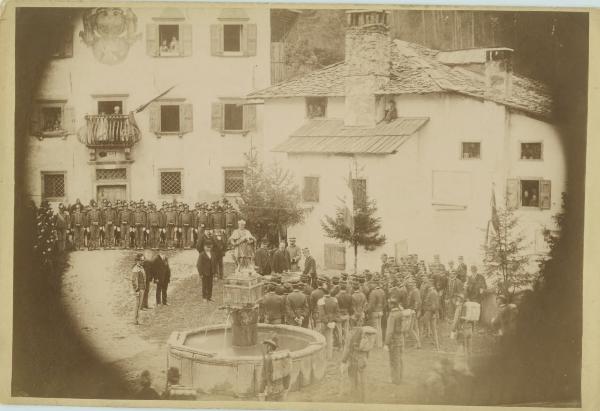 Pieve di Cadore - Casa natale di Tiziano Vecellio - Gli ufficiali della scuola di guerra e il generale Ricci Cogli (?) onorano la casa con una lapide