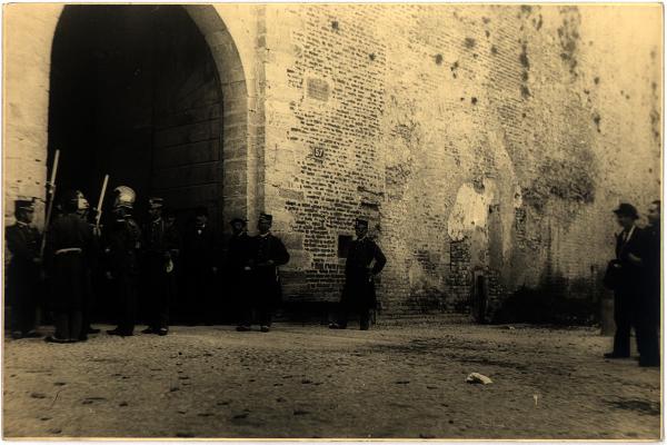 Milano - Castello Sforzesco. Ultimo cambio della guardia tra militari e pompieri all'ingresso del portone principale in occasione della consegna del Castello al Comune di Milano da parte dell'autorità militare.