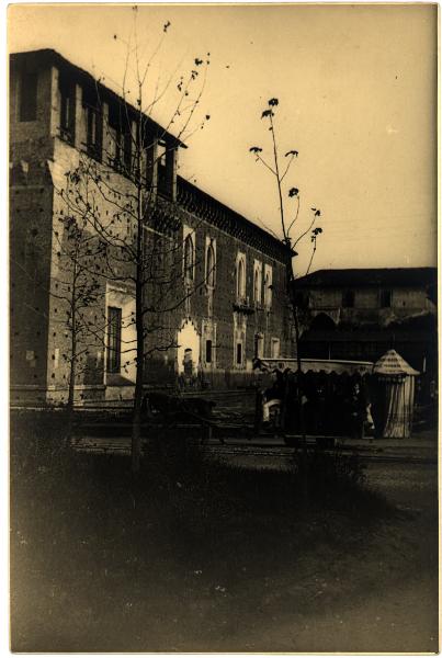 Milano - Castello Sforzesco - Omnibus all'esterno della torre Castellana - vista del Rivellino di Santo Spirito (o "di Porta Vercellina") con l'allora struttura sovrastante.