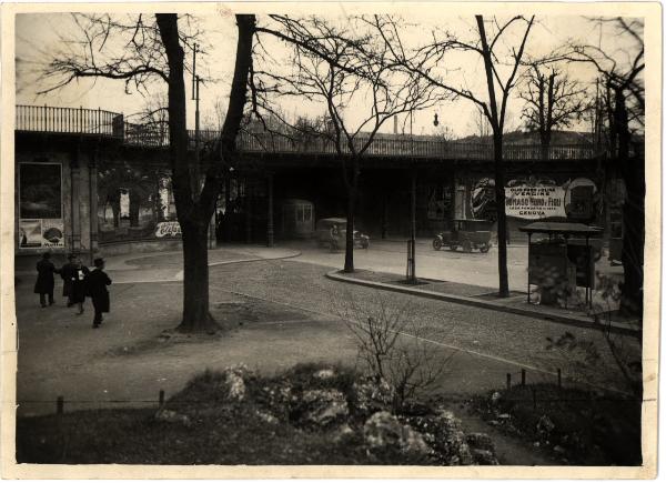 Milano - attuale Via Turati. Sottopassaggio in via Principe Umberto con auto e il tram n° 4.