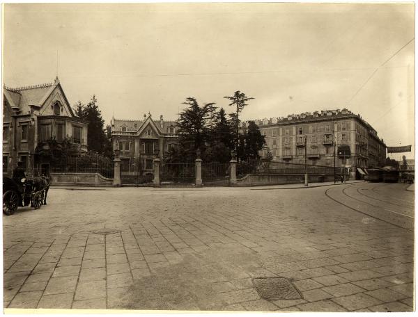 Milano. Veduta del Villino Borghi d'angolo tra via Principe Umberto [l'attuale via Turati] e via Moscova.