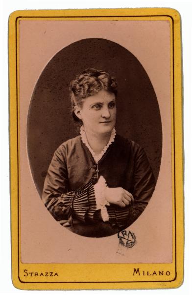 Ritratto femminile - Donna in abito con maniche a volant e colletto in pizzo