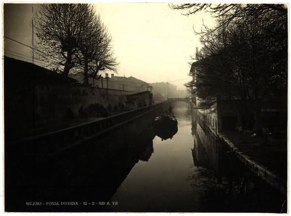 Milano - Fossa interna. Veduta del naviglio con barcone e carretto sulla strada.