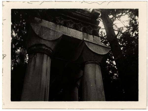 Novara - Chiostro della Canonica del Duomo. Ripresa dal basso di alcune colonne con capitello dell'antico Duomo.