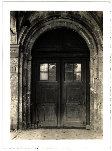 Baveno - Chiesa parrocchiale dei Ss. Gervaso e Protaso. Portale.