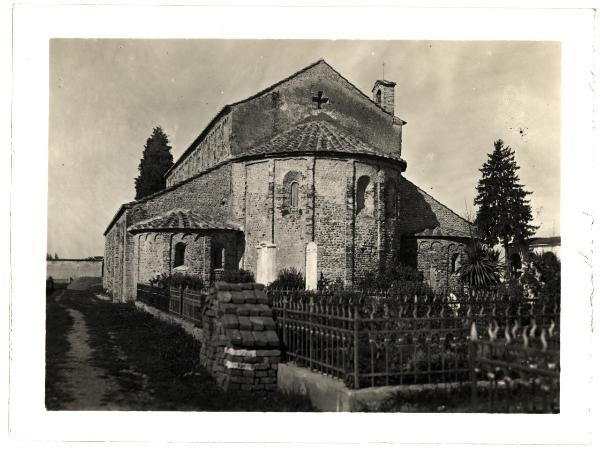 Oleggio - Chiesa di S. Michele. Veduta esterna delle tre absidi semicircolari (X-XI sec.).