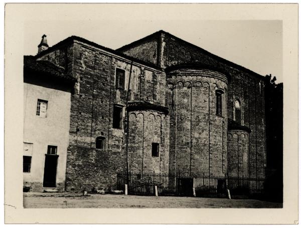 Sezzadio - Chiesa di S. Giustina. Veduta esterna delle tre absidi semicircolari.