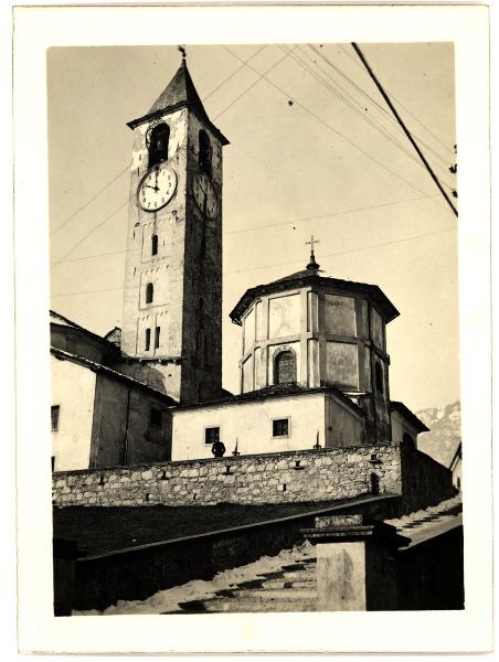 Baveno - Chiesa parrocchiale dei Ss. Gervaso e Protaso. Veduta del campanile della chiesa e del battistero.