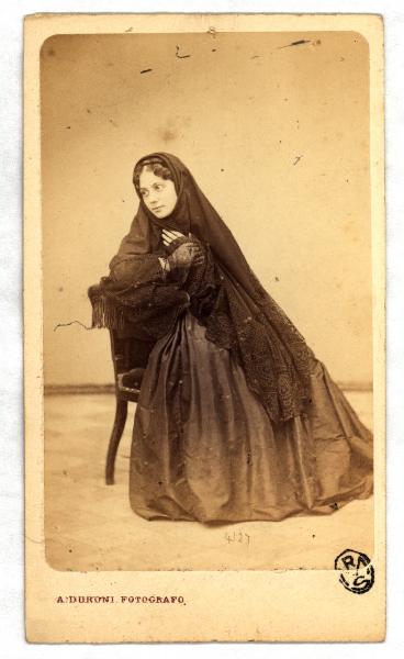 Ritratto femminile - Giovane con velo nero sulla testa