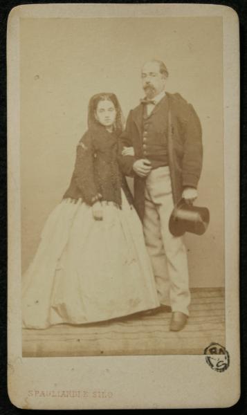Ritratto di coppia - Donna con velo di pizzo sulla testa e uomo con cappello a tuba in mano