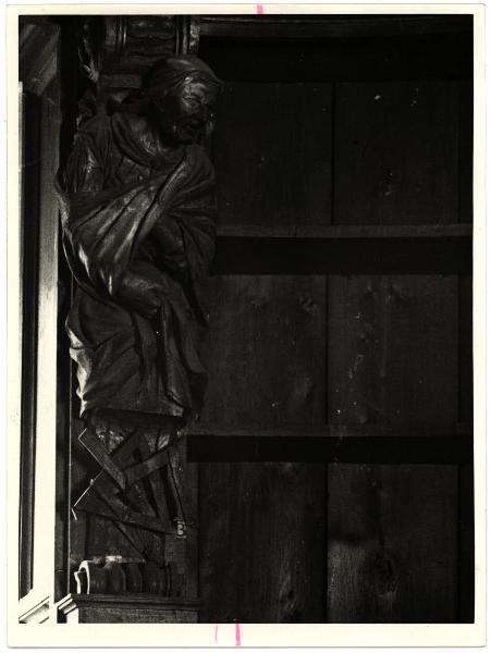 Milano - Casa professa dei Gesuiti. Biblioteca, una cariatide della scaffalatura, scultura in legno.