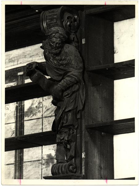 Milano - Casa professa dei Gesuiti. Biblioteca, una cariatide della scaffalatura, scultura in legno.