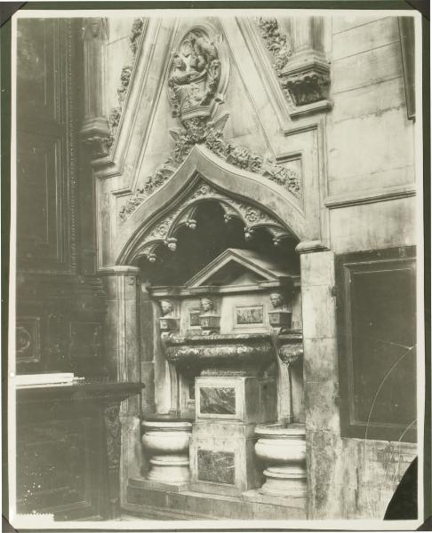 Milano - Duomo - Lavabo della sacrestia meridionale con al centro medaglione polilobato, Giovannino de' Grassi