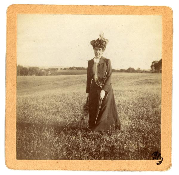 Ritratto femminile - Donna con ombrellino e veletta in campagna