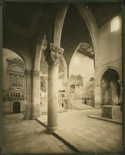 Aquileia - Basilica. Veduta di scorcio del presbiterio dalla navata sinistra.