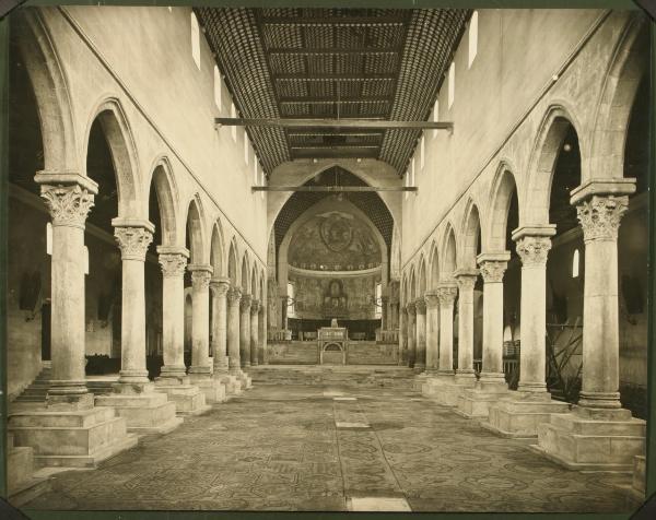 Aquileia - Basilica. Veduta della navata centrale.