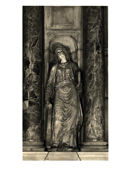 Milano - Duomo. Transetto destro, Cristoforo Lombardo, Santa Caterina d'Alessandria, statua in una nicchia fra due colonne.