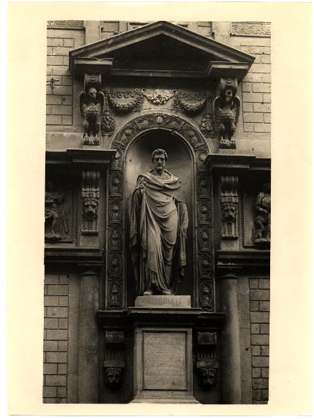 Milano - Palazzo dei Giureconsulti. Luigi Scorzini, S. Ambrogio benedicente, statua in una nicchia della facciata (1833).