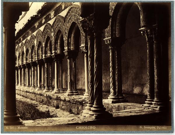 Monreale - Chiostro dell'antico convento dei Benedettini. Veduta di scorcio degli archi del portico (ultimo quarto del XII sec.).