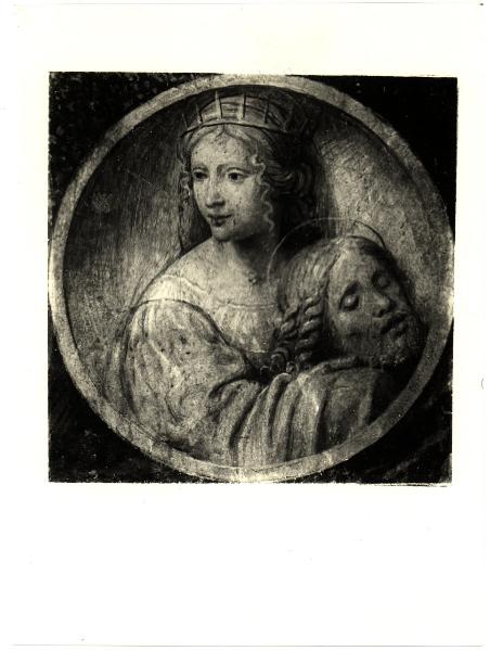 Milano - Monastero Maggiore. Chiesa di S. Maurizio, coro delle monache, tramezzo, Bernardino Luini, S. Giuditta, tondo con busto di santa, affresco monocromo.