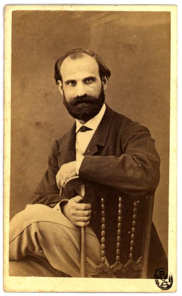 Ritratto maschile - Uomo seduto con barba e baffi