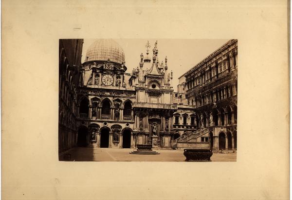 Venezia - Palazzo Ducale. Veduta del cortile con la Scala dei Giganti e le due vere da pozzo.