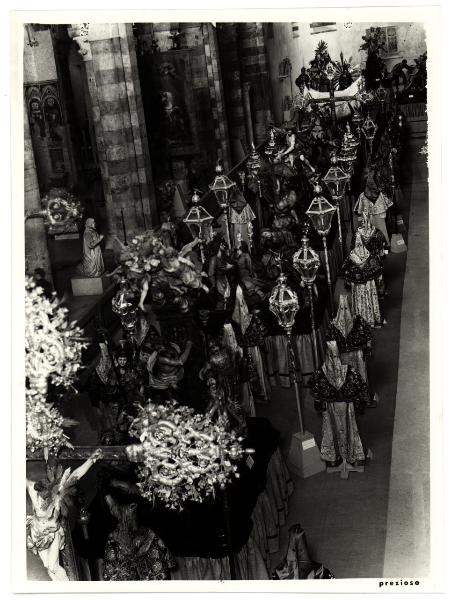 Genova - Chiesa di S. Agostino (?). Mostra delle Casacce, veduta dall'alto della processione allestita lungo la navata centrale, particolare.