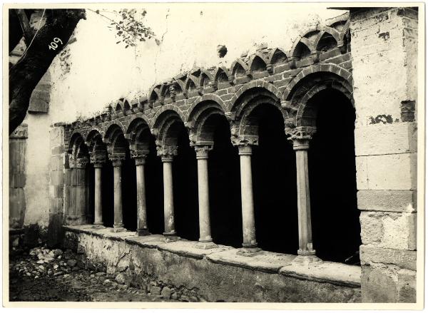 Voltorre - Chiesa di S. Michele. Veduta del chiostro romanico, particolare.