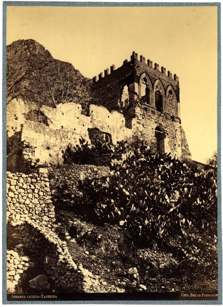 Taormina - Badia Vecchia. Veduta esterna dal basso dei resti.