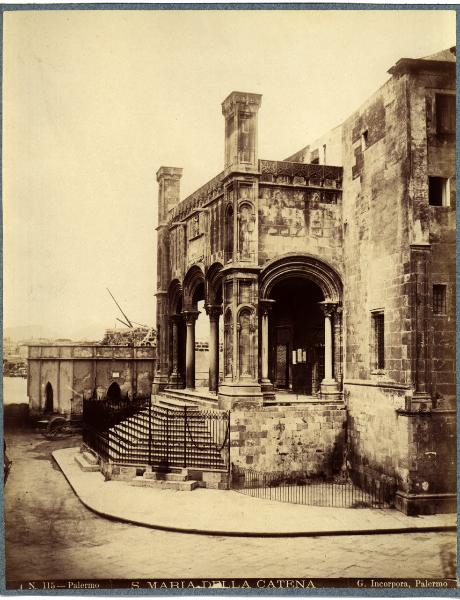 Palermo - Chiesa di Santa Maria della Catena. Veduta esterna laterale dell'ingresso.