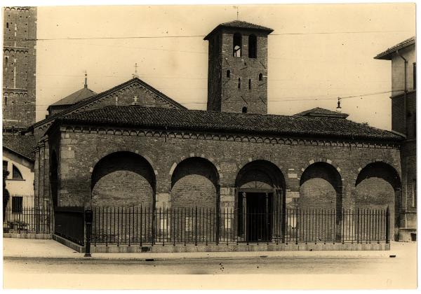 Milano - Basilica di Sant'Ambrogio. Veduta esterna dell'atrio.