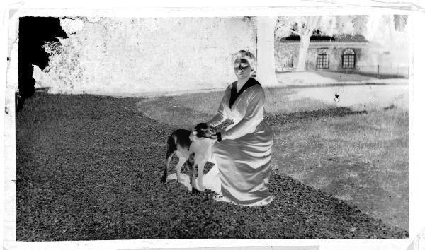 Ritratto femminile - Donna accanto a un cane