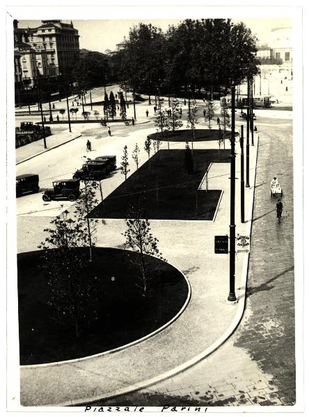 Milano - Piazza della Repubblica - Veduta parziale dei giardinetti dall'alto con auto posteggiate.