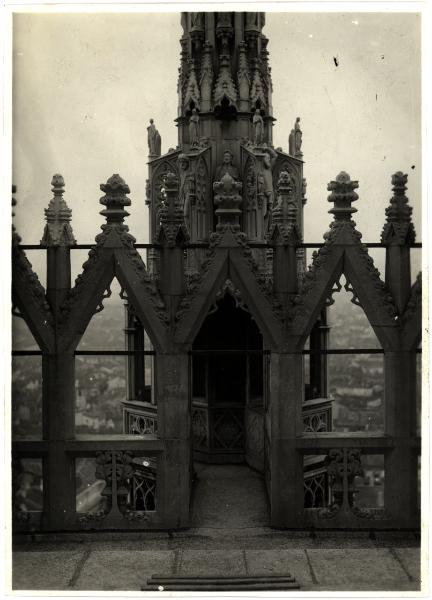 Milano - Duomo. Veduta di una guglia da una terrazza.