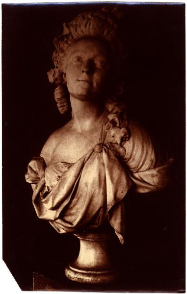 Parigi - Opéra. (?) G. Merchi, mezzo busto di Maria Maddalena Guimard, scultura in marmo.