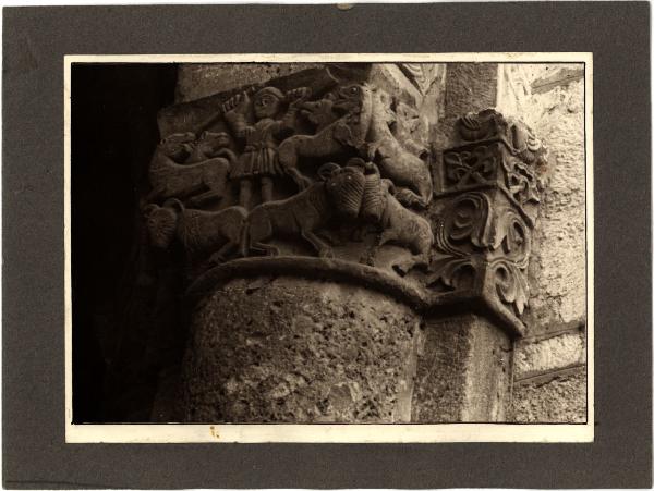 Milano - Basilica di Sant'Ambrogio. Atrio, capitello, particolare.