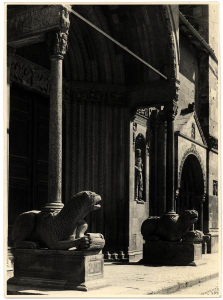 Fidenza - Duomo. Veduta di scorcio di due dei tre portali.