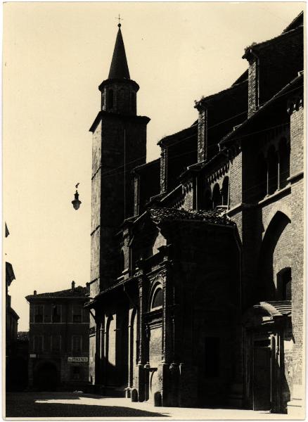 Fidenza - Duomo. Veduta del fianco destro.