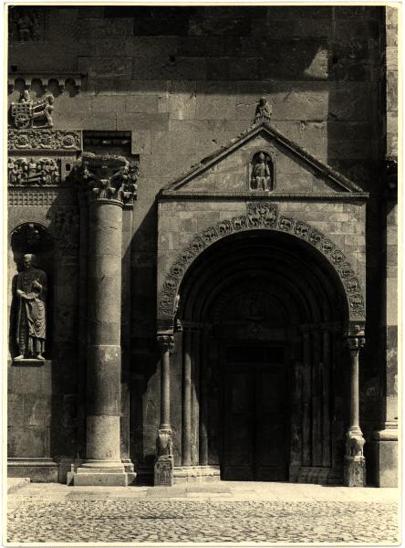 Fidenza - Duomo. Portale minore di destra.