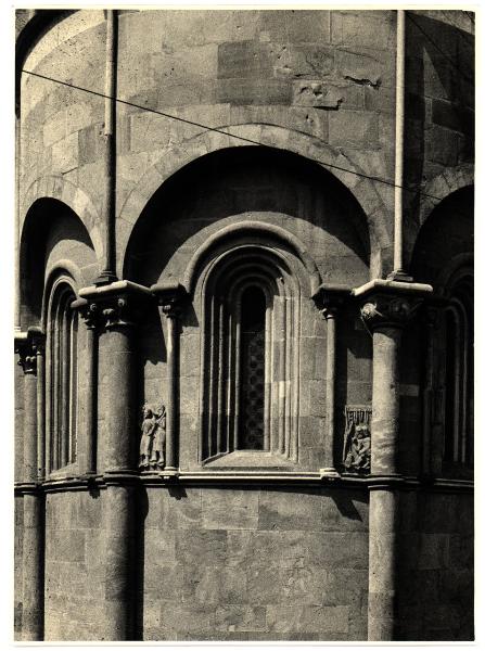 Fidenza - Duomo. Esterno, particolare delle finestre dell'abside.