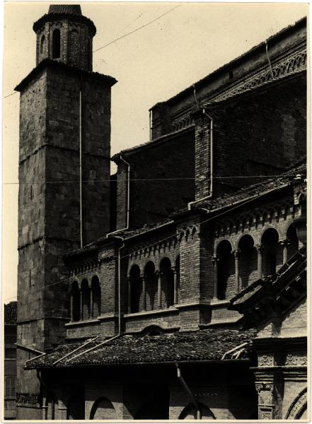 Fidenza - Duomo. Esterno, particolare della parte alta del fianco destro.