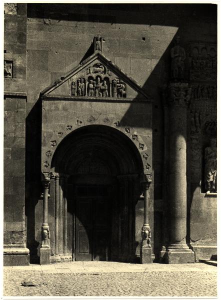 Fidenza - Duomo. Portale minore di sinistra.