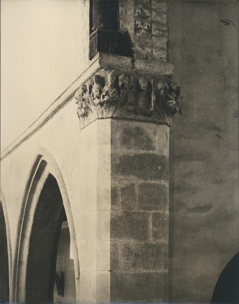 Aquileia - Basilica. Capitello con figure di Santi, ripresa dal basso (XIV sec.).