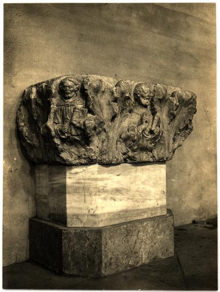 Aquileia - Basilica. Capitello con figure di Santi appoggiato sopra un basamento in marmo (XIV sec.).