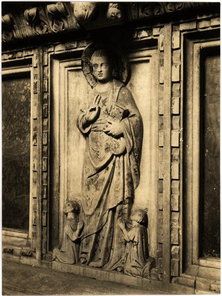 Aquileia - Basilica. Sarcofago di San Marco papa, S. Fortunato e due devoti, bassorilievo della facciata posteriore (arte gotica veneziana, fine XIV sec.).