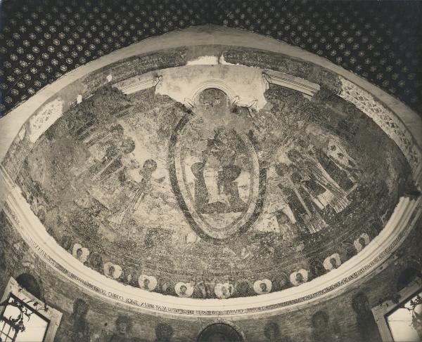 Aquileia - Basilica. Abside, Madonna con Bambino in trono in mandorla tra i simboli degli Evangelisti e ai lati Santi aquileiesi, affresco del catino.