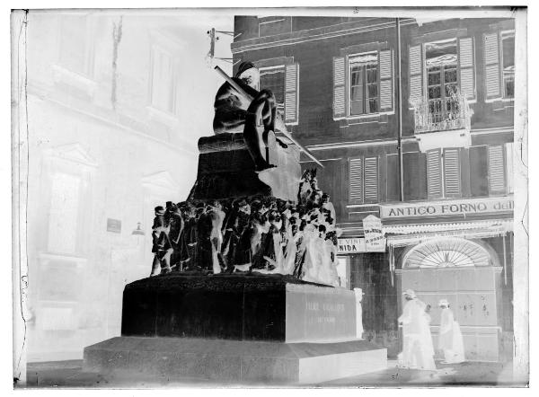 Milano - Via della Ambrosiana - Monumento a Felice Cavallotti