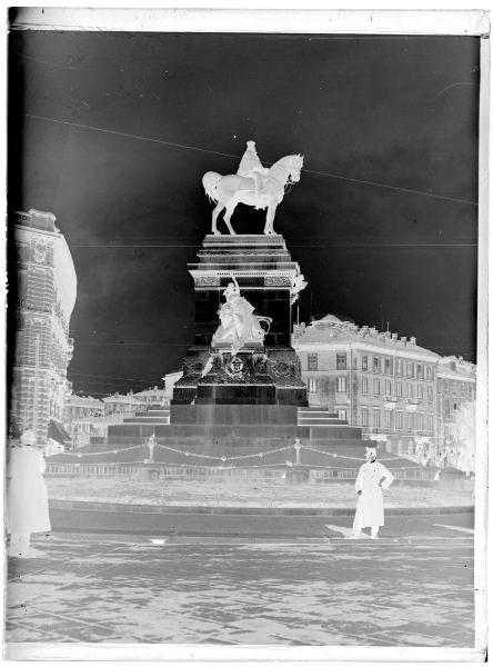 Milano - Largo Cairoli - Monumento a Giuseppe Garibaldi e passanti