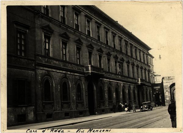 Milano - Palazzo Borromeo D'Adda. Veduta dalla via Manzoni.