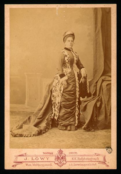 Ritratto femminile - Donna in abito con strascico decorato a fiori